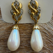 Load image into Gallery viewer, Infinity pearl drop earrings