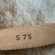 Load image into Gallery viewer, Vintage Escada Flower Belt