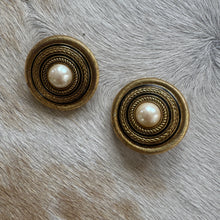 Load image into Gallery viewer, Vintage pearl clip ons