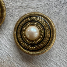 Load image into Gallery viewer, Vintage pearl clip ons