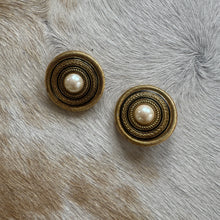 Load image into Gallery viewer, Vintage pearl clip ons
