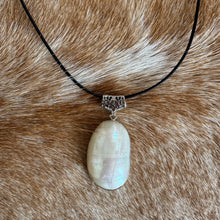 Load image into Gallery viewer, Ariel Shell Pendant 🧜♀️