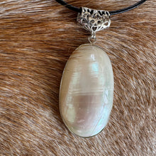 Load image into Gallery viewer, Ariel Shell Pendant 🧜♀️