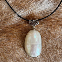 Load image into Gallery viewer, Ariel Shell Pendant 🧜♀️