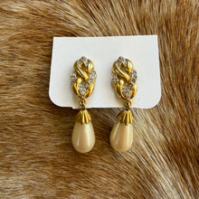 Load image into Gallery viewer, Infinity pearl drop earrings
