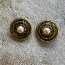 Load image into Gallery viewer, Vintage pearl clip ons

