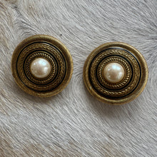 Load image into Gallery viewer, Vintage pearl clip ons
