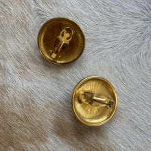 Load image into Gallery viewer, Vintage pearl clip ons
