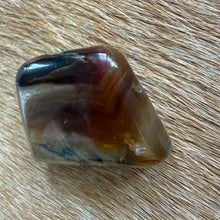 Load image into Gallery viewer, Vintage crystal brooch
